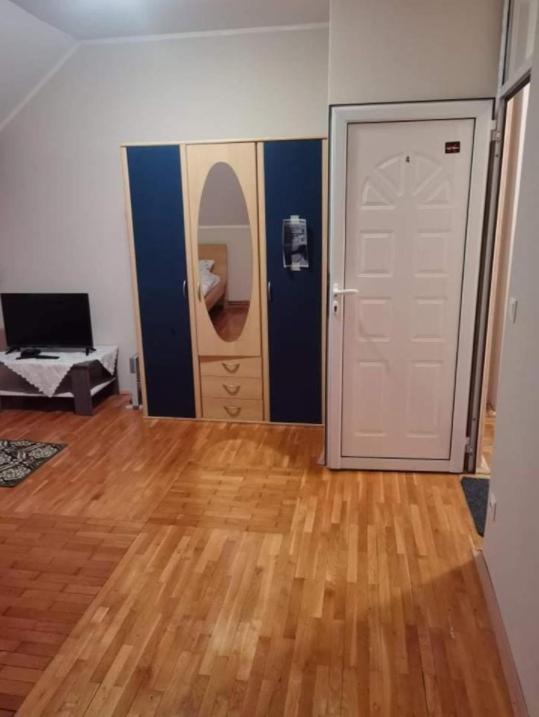 Apartamento Arbeiterquartiere In Donaustadt Mit Gemeinschaftskuche Und -bad - Hacklerzimmer