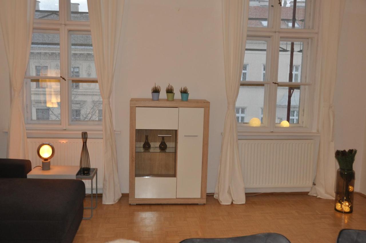 Wunderschöne Altbauwohnung In Zentraler Lage *