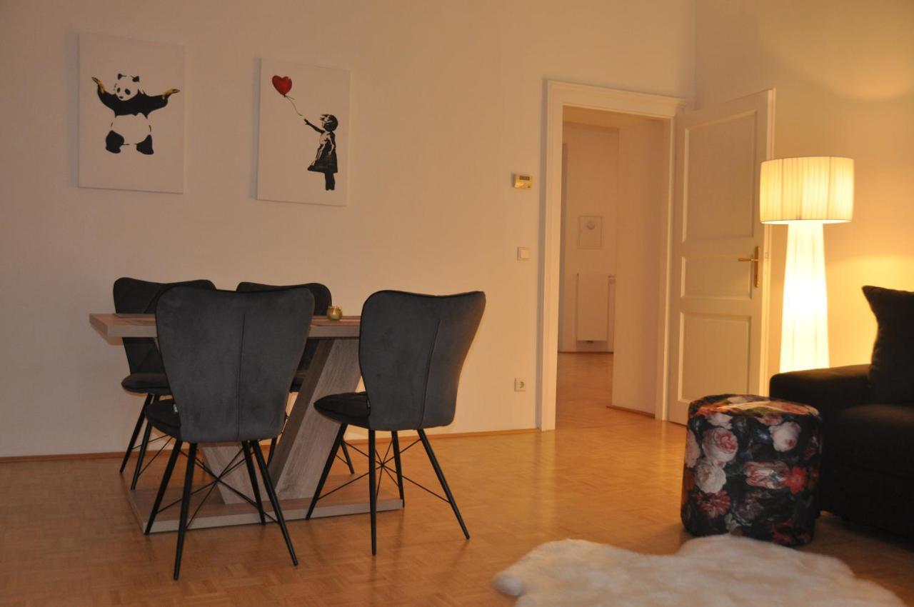 Wunderschöne Altbauwohnung In Zentraler Lage *