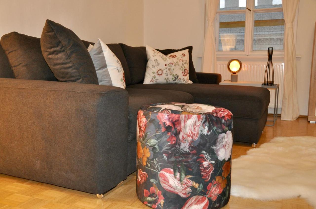 Apartment Wunderschöne Altbauwohnung In Zentraler Lage *