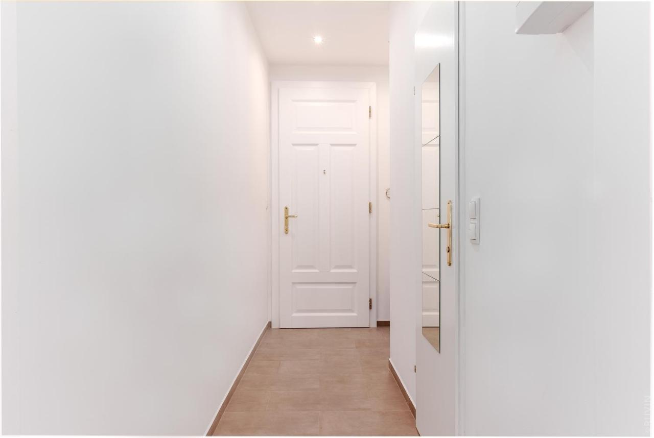 With Netflix, Two Min To Hauptbahnhof, 12