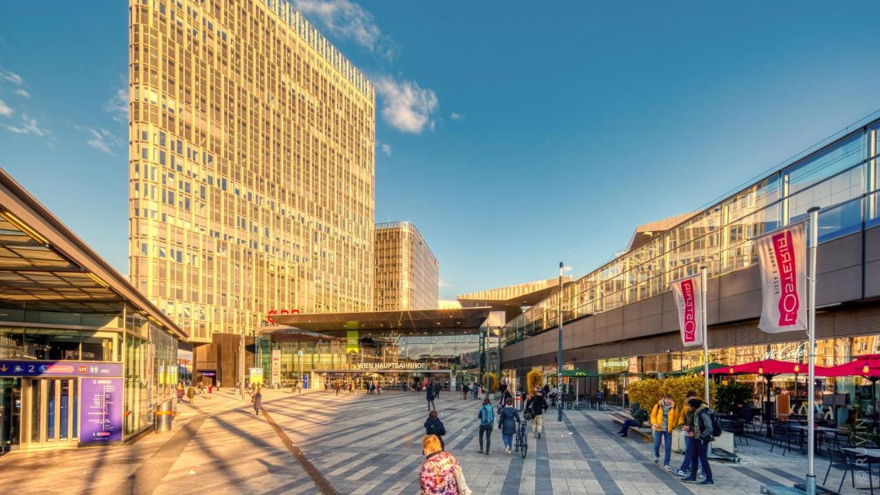 With Netflix, Two Min To Hauptbahnhof, 12 *