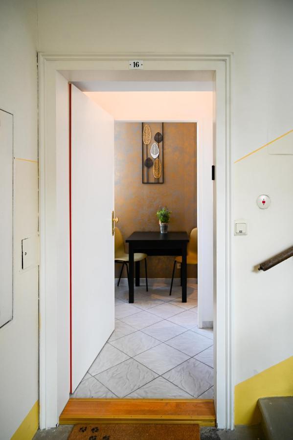 Classy Naschmarkt Apartment Vienna