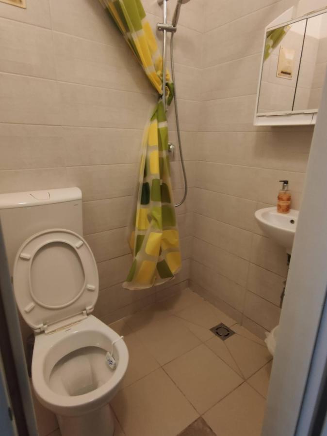 With Privat Shower In 3