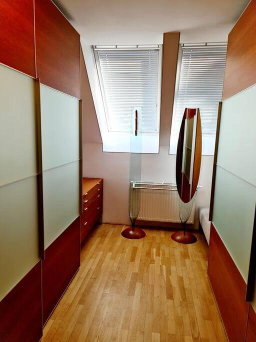 Luxury 4 Bedroom Roof With 3 Balconies & View * Wien