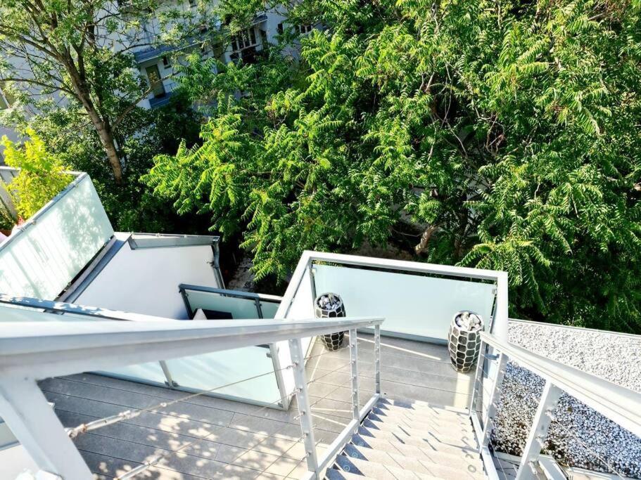 Luxury 4 Bedroom Roof With 3 Balconies & View *