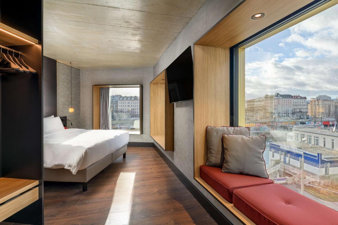 Radisson Red Hotel, Hotel
