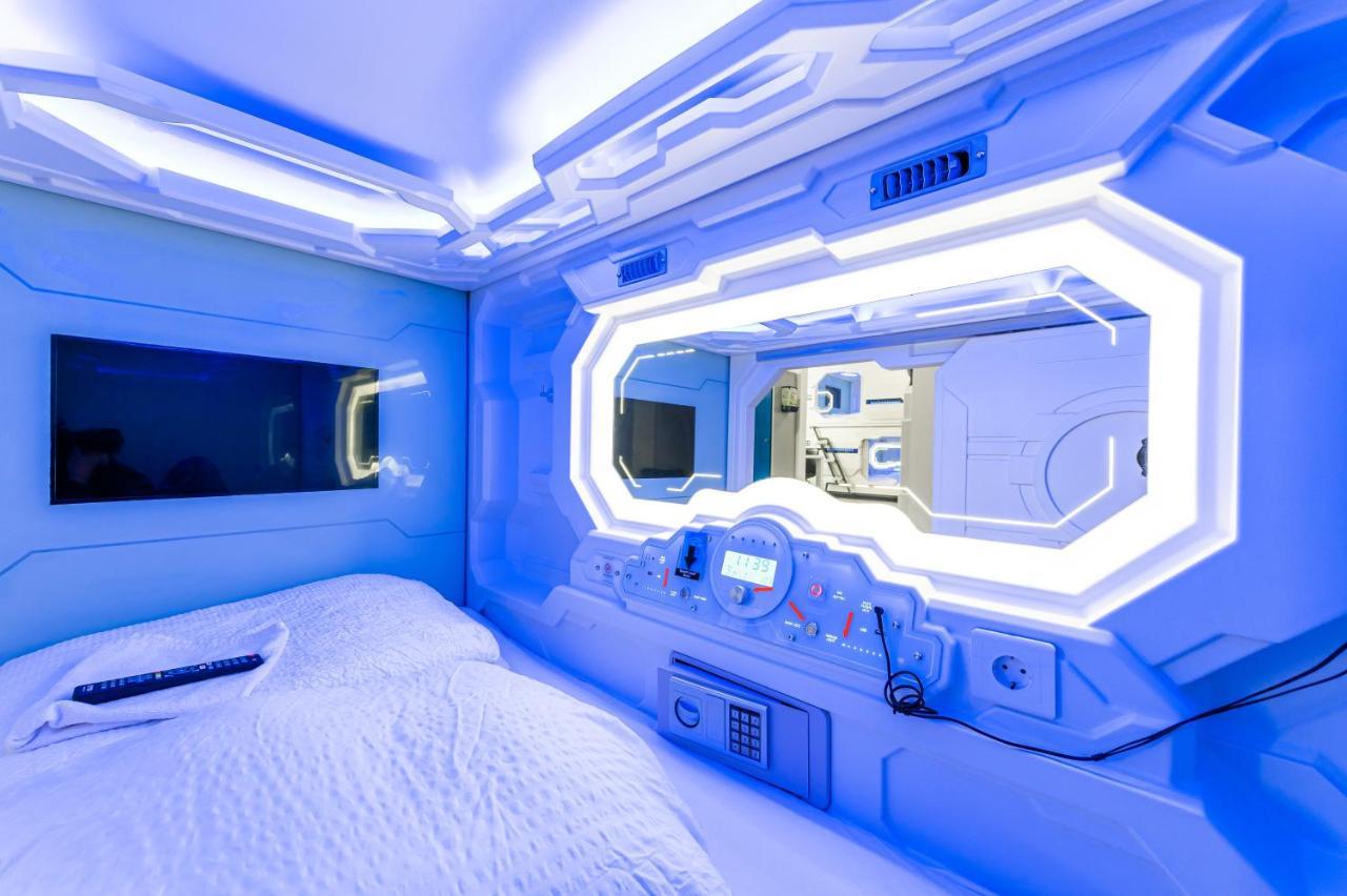 Space - Hall Capsule hotel