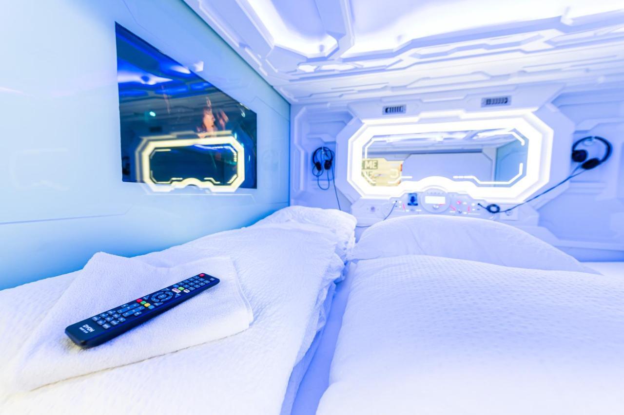 Space - Hall Capsule hotel *