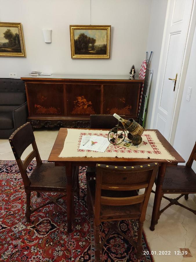 Living Center Apartment *