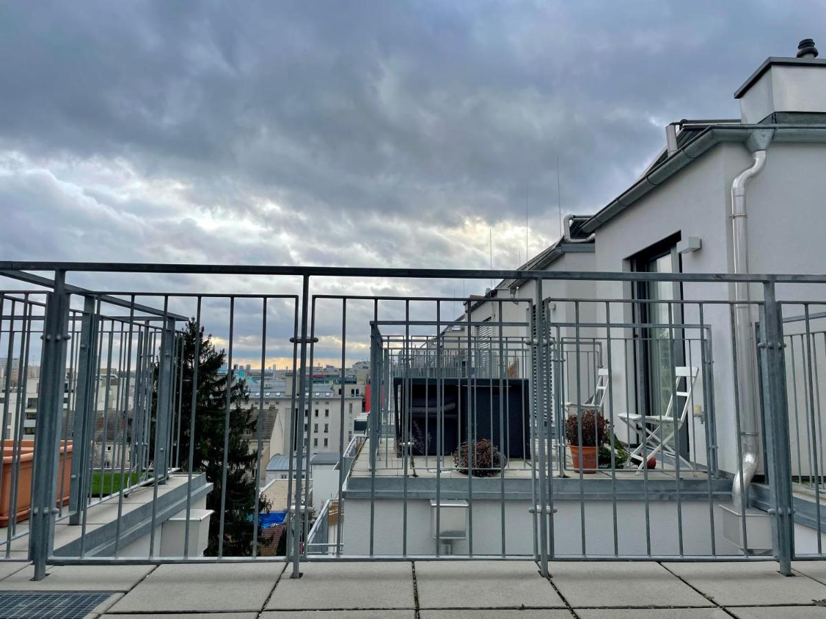 Eca Rooftop Live - Private & Serviced Homestay *