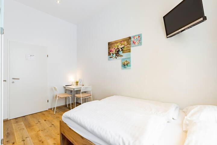 Budget West With Shared Kitchen Apartment