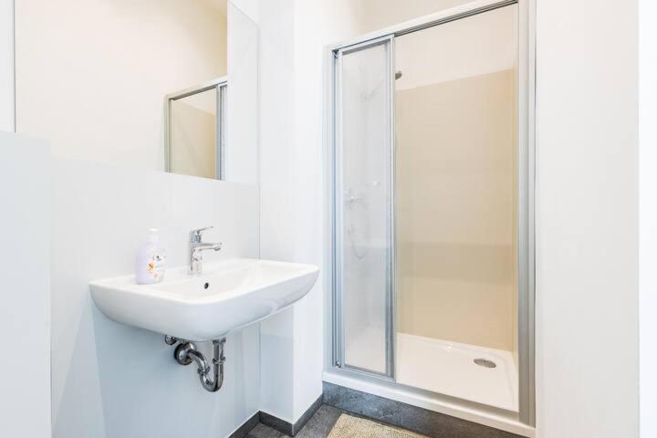 Apartment Budget West With Shared Kitchen