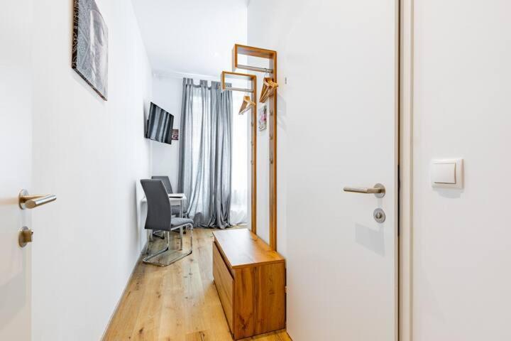 Apartment Budget West With Shared Kitchen *
