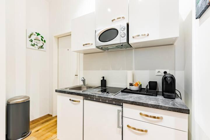 Budget West With Shared Kitchen *