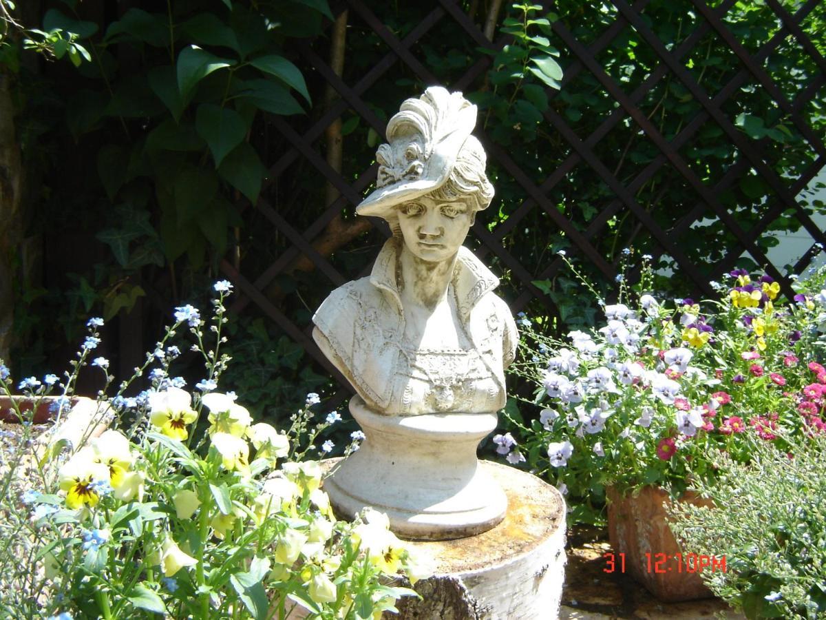 Ferienhaus Im Garten Mit Pool Apartment