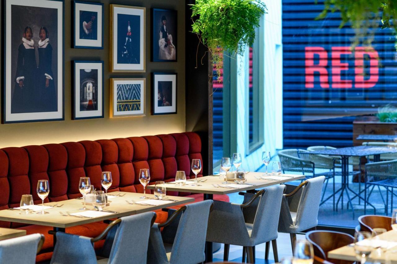Radisson Red Hotel, Hotel