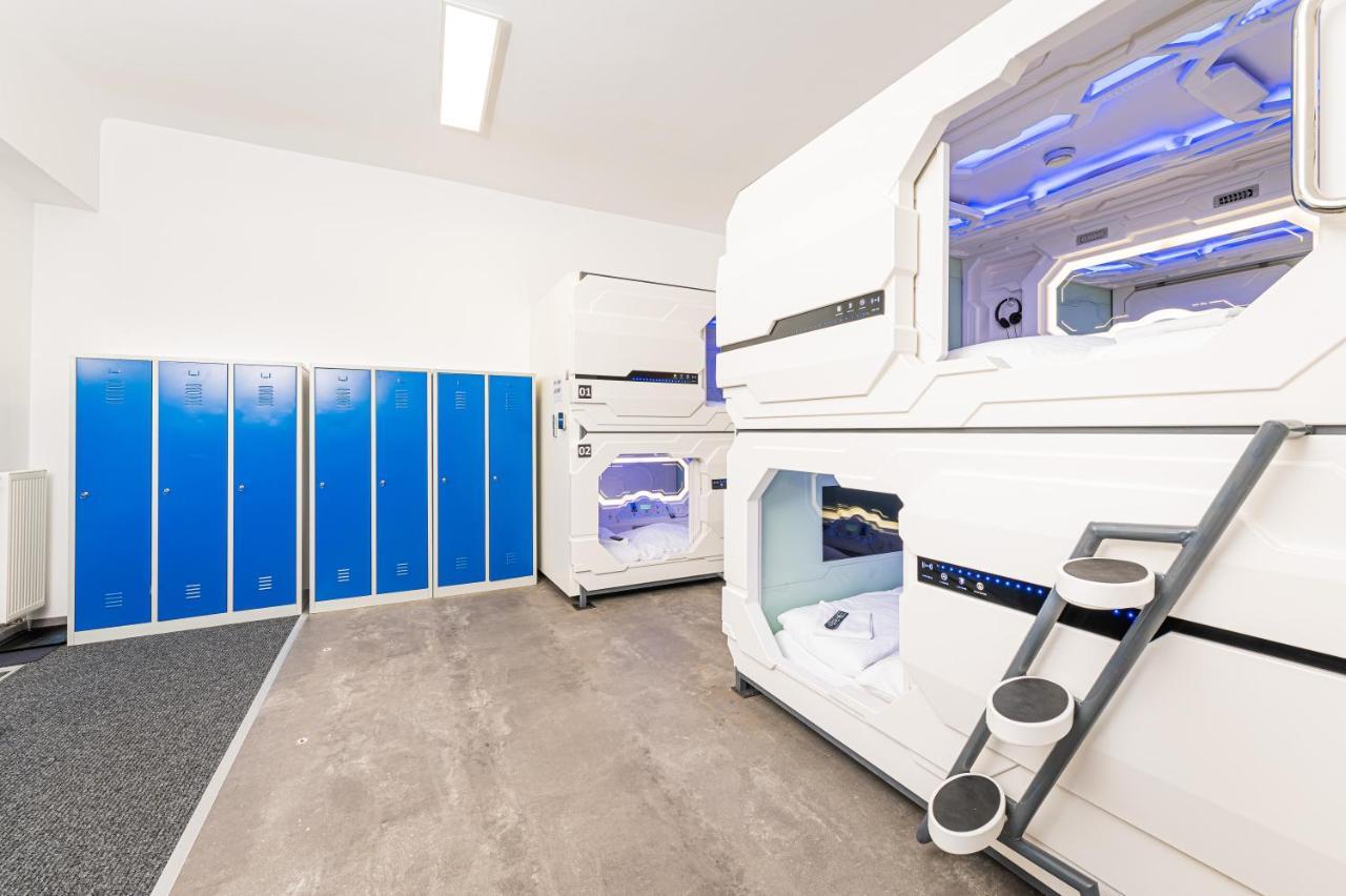 Space - Hall Capsule hotel *