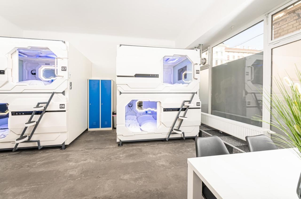 Space - Hall Capsule hotel *
