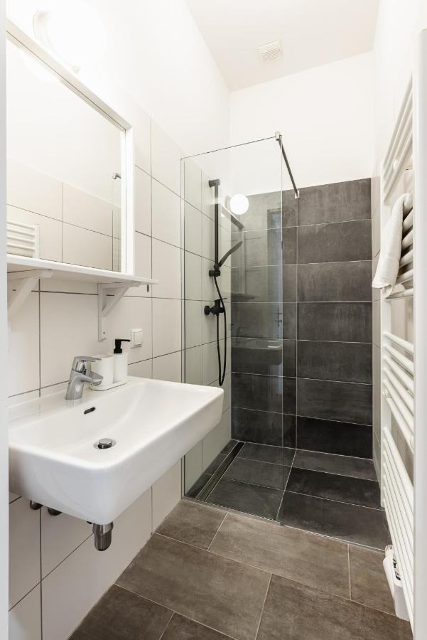 Classy And Elegant In A Calm Area Apartment Vienna
