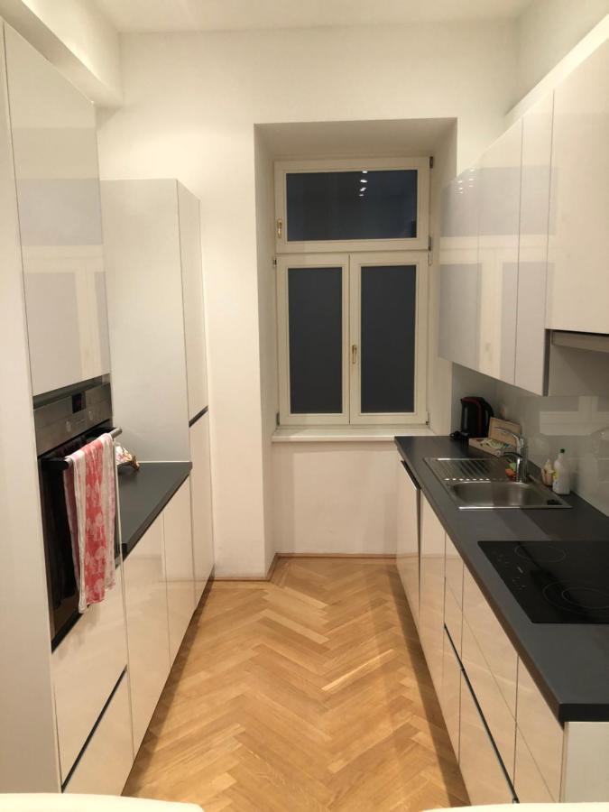 Quiet Next To Belvedere & Central Station Apartment *