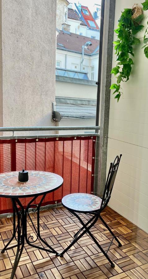 L&g's - Balcony - Close To Car Park