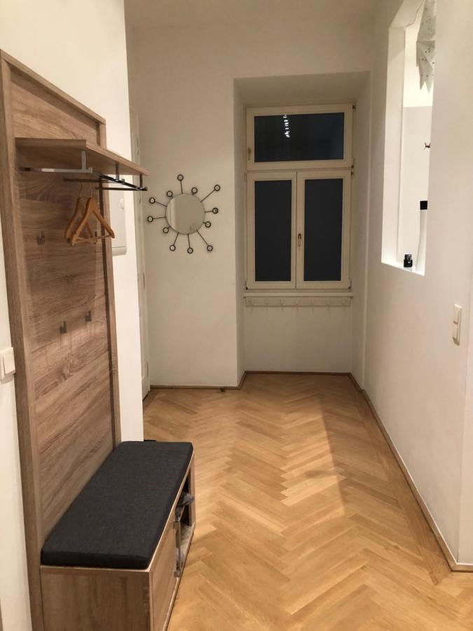 Quiet Next To Belvedere & Central Station Apartment *