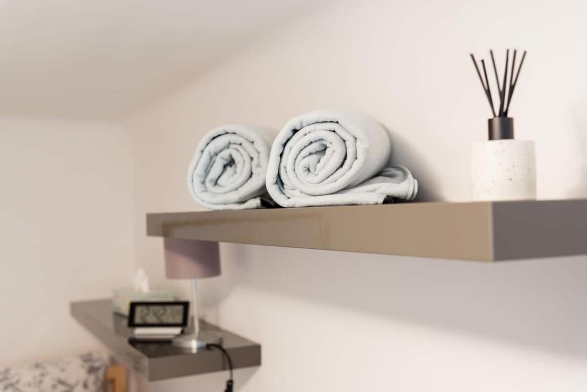 Luxurious And Spacious 5 Min Walk To City Center, 1-2 *