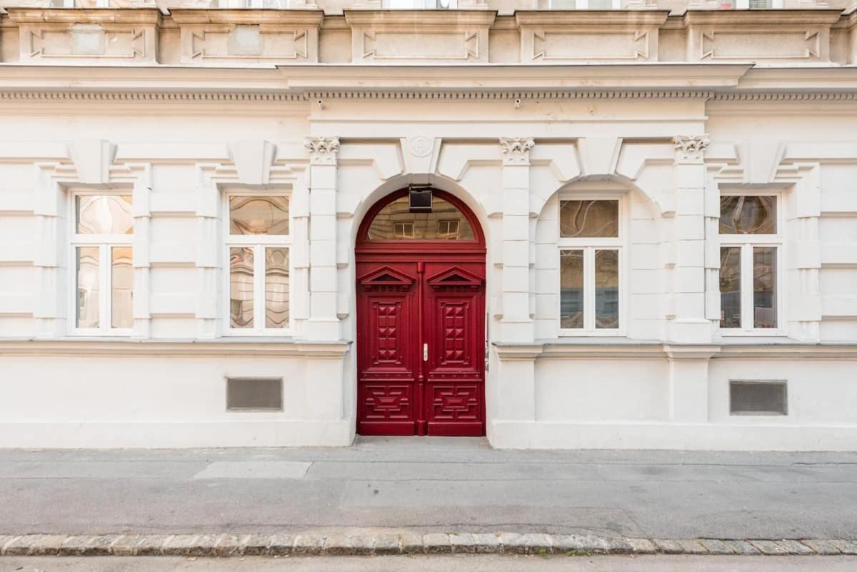Apartment Luxurious And Spacious 5 Min Walk To City Center, 1-2 *