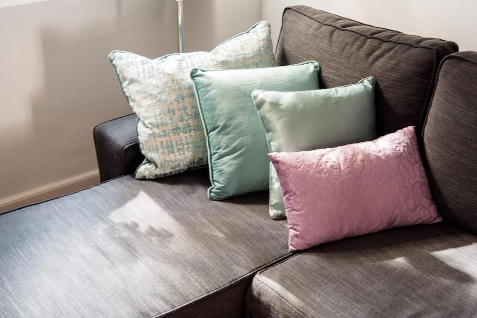 Luxurious And Spacious 5 Min Walk To City Center, 1-2 *