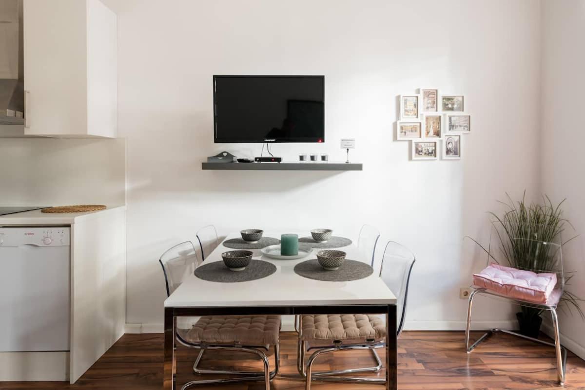 Luxurious And Spacious 5 Min Walk To City Center, 1-2 *