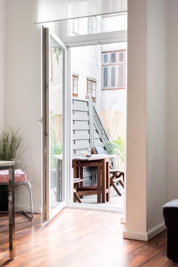 Luxurious And Spacious 5 Min Walk To City Center, 1-2 *