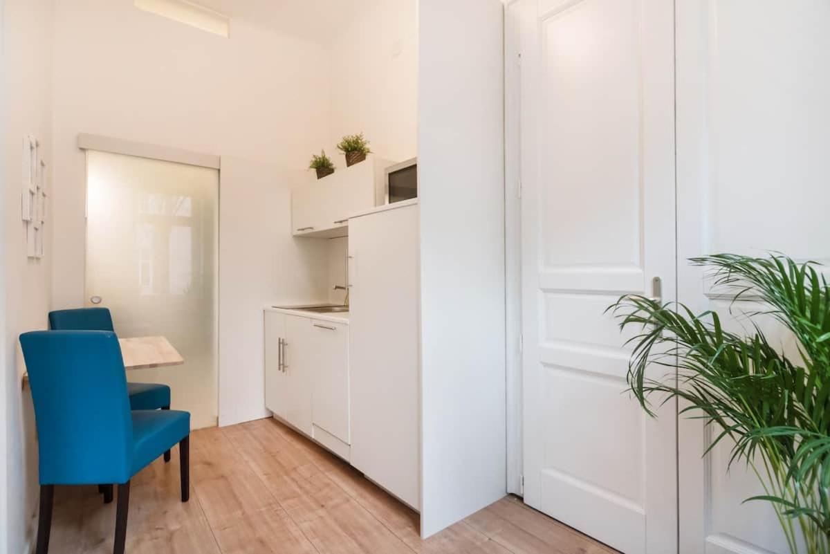 ⍟luxurious And Bright⍟ 5 Min Walk To City Center Apartment *