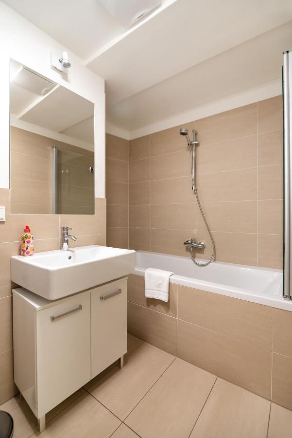 Quiet And Cozy Next To Mariahilfer Strasse And Naschmarkt With Ac, Minimum 30 Nights Apartment Wien