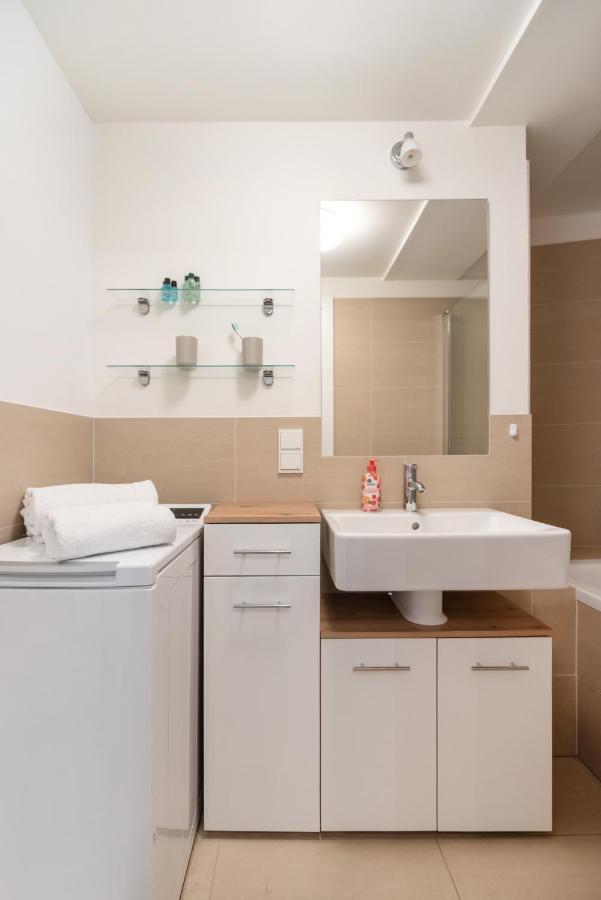 Quiet And Cozy Next To Mariahilfer Strasse And Naschmarkt With Ac, Minimum 30 Nights Apartment