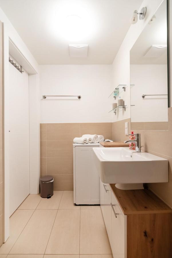 Quiet And Cozy Next To Mariahilfer Strasse And Naschmarkt With Ac, Minimum 30 Nights *