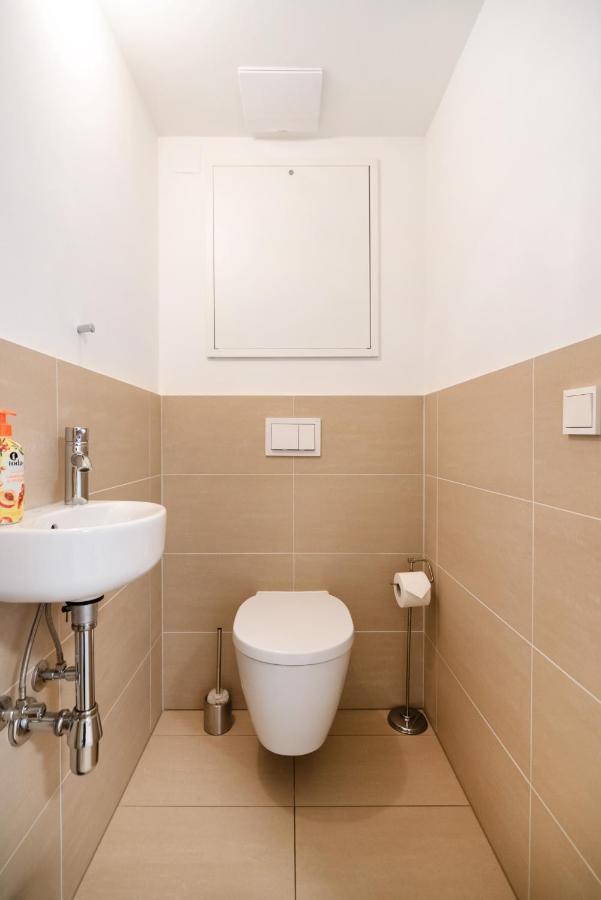 Quiet And Cozy Next To Mariahilfer Strasse And Naschmarkt With Ac, Minimum 30 Nights Apartment