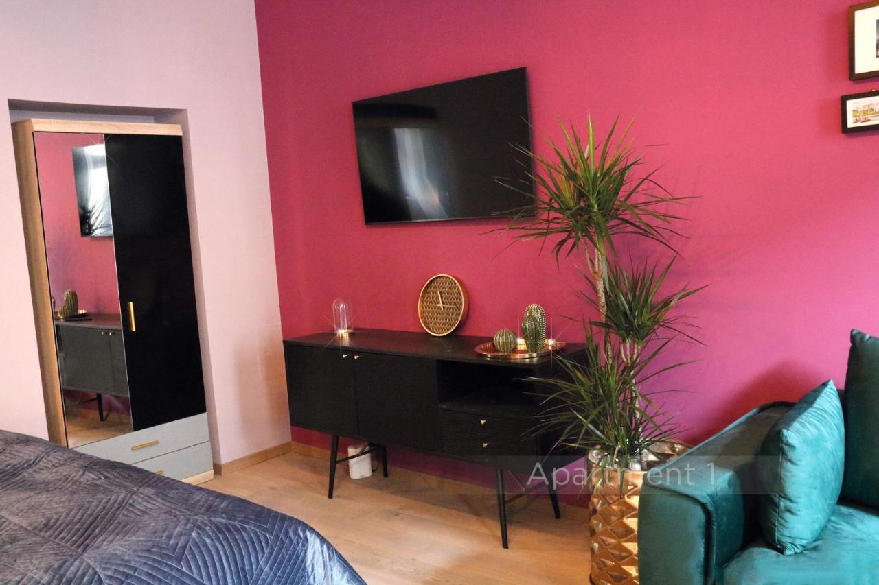Apartment Street Living - *