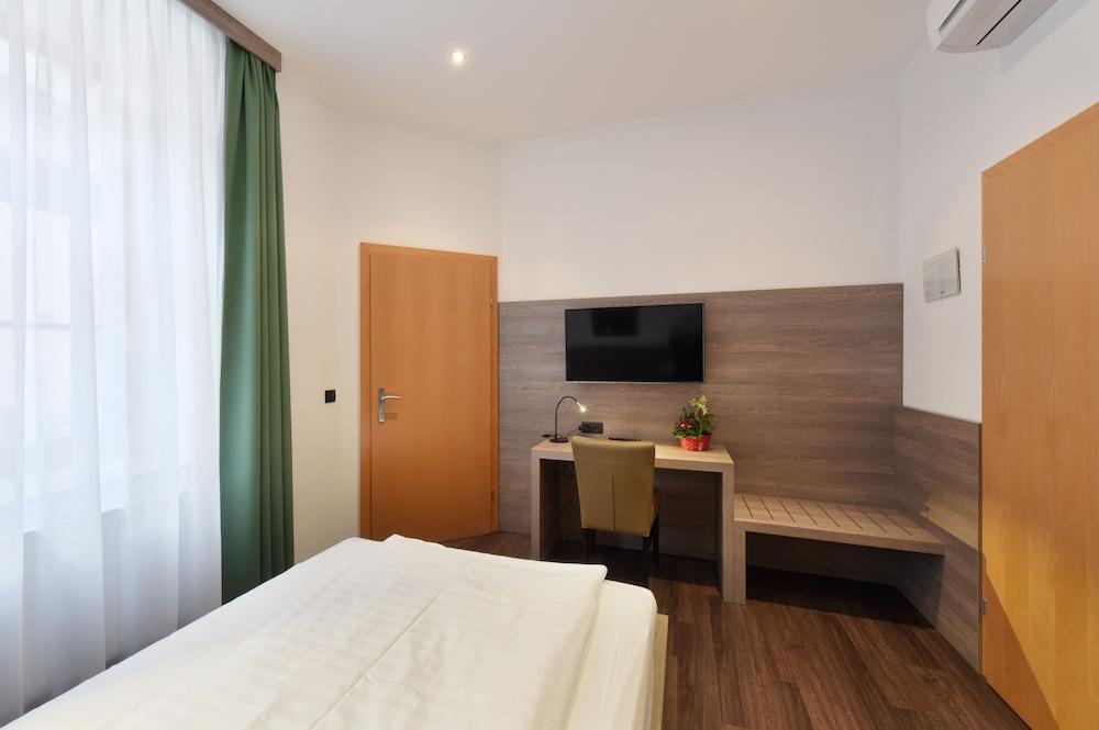 Lucia Hotel 3*