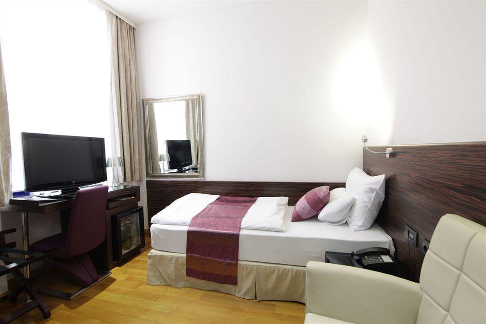 Western Arcadia 4*