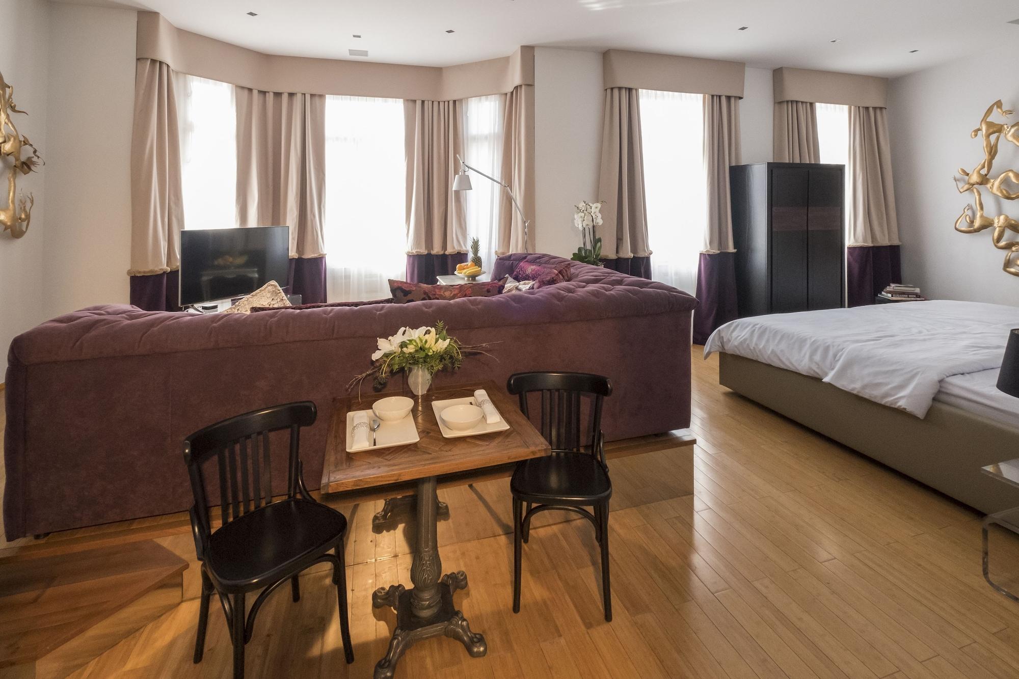 House Of Time - Fancy Suites Hotel