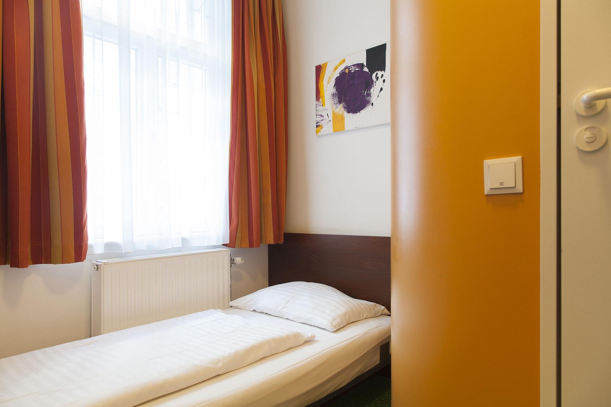 Stadthalle 2* Vienna