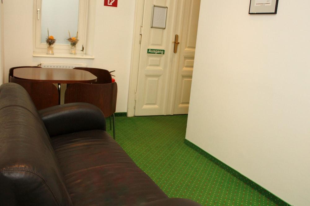 Stadthalle Bed & Breakfast 2*