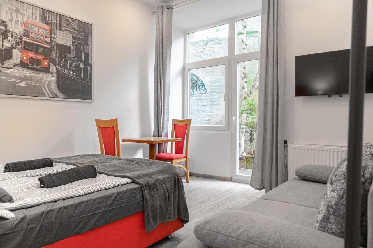 Apartment Fullfilling 3br Shared With Pleasing Patio *