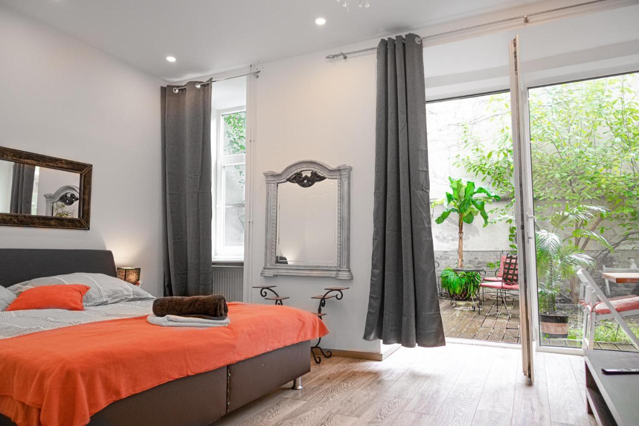 Apartment Fullfilling 3br Shared With Pleasing Patio *