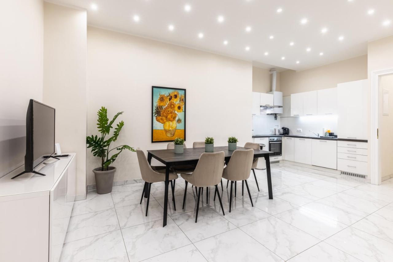 Spacious 2 Bedroom Nearby Center Apartment