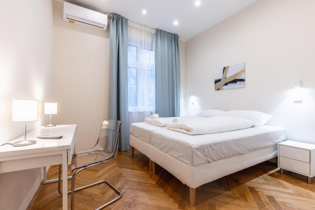 Spacious 2 Bedroom Nearby Center Apartment *