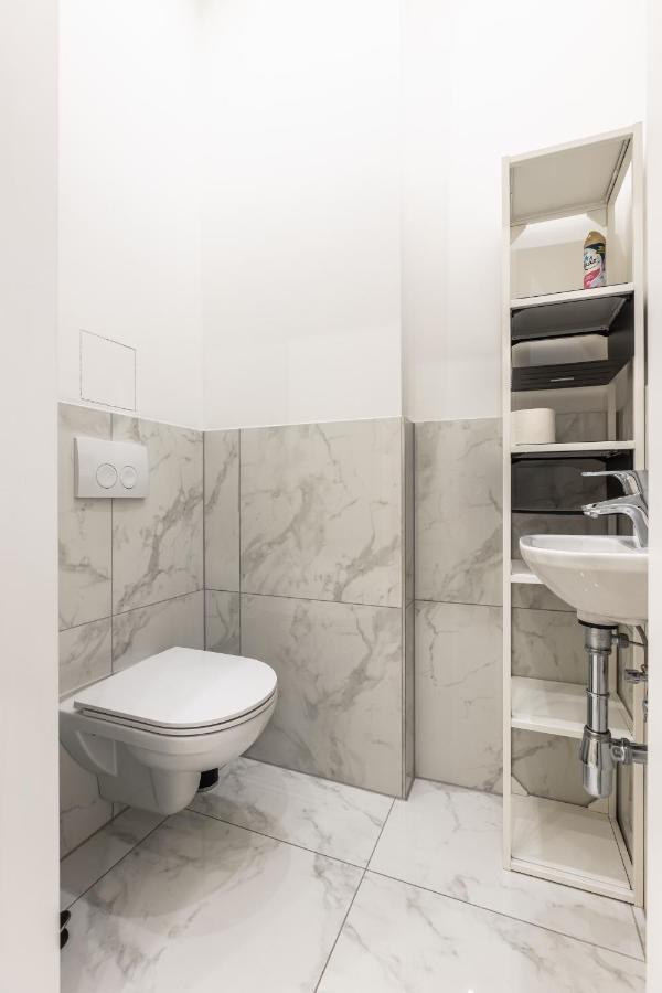 Spacious 2 Bedroom Nearby Center Apartment *