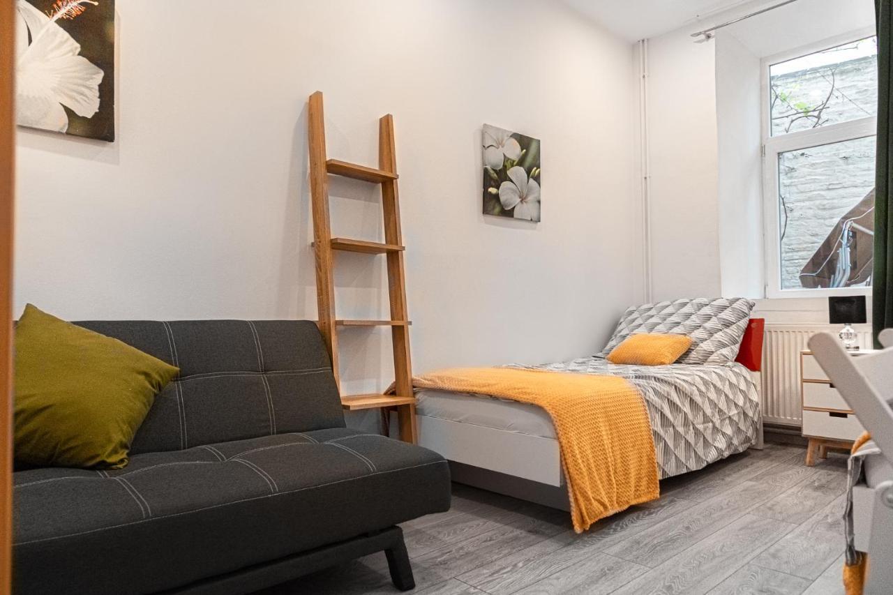 Fullfilling 3br Shared With Pleasing Patio *