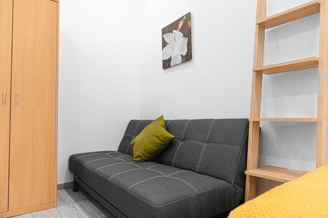 Fullfilling 3br Shared With Pleasing Patio